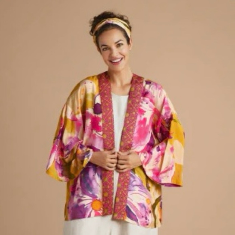Powder Watercolor Floral Short Kimono OS